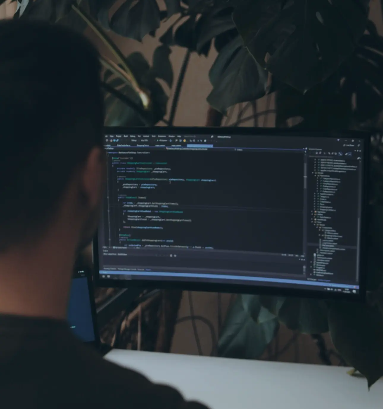 Programista przed monitorem